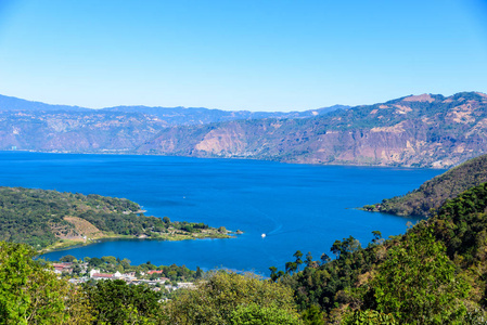 危地马拉高地阿特蒂兰湖湖和全景图