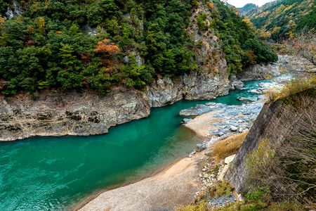 日本秋季京都桂河全景