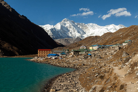 喜马拉雅.Gokyo, 尼泊尔山脉, 冰雪覆盖的山峰和离珠穆朗玛峰不远的湖泊