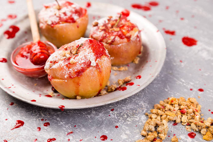 红烤苹果酿农家乳酪和燕麦果酱健康饮食食品