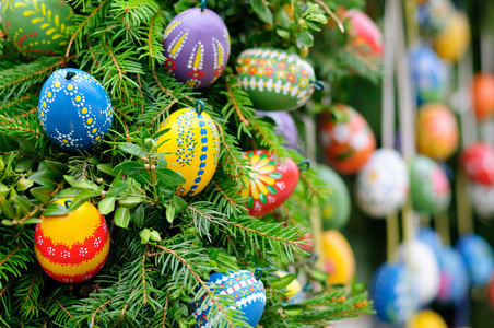 与复活节篮子的小猫复活节兔子英国斗牛犬盛开的复活节百合女孩绘画