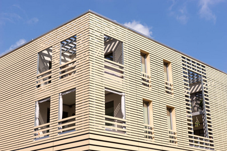 现代住宅楼的一角木制镶板
