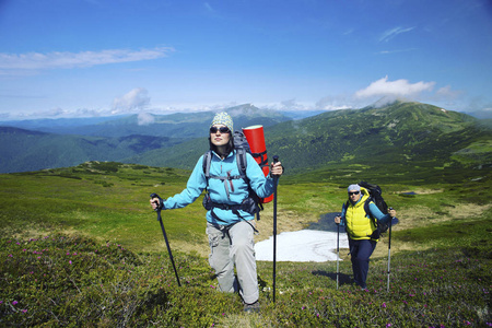 带着背包和帐篷夏天登山活动图片