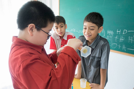 小学生们在教室里学习科学