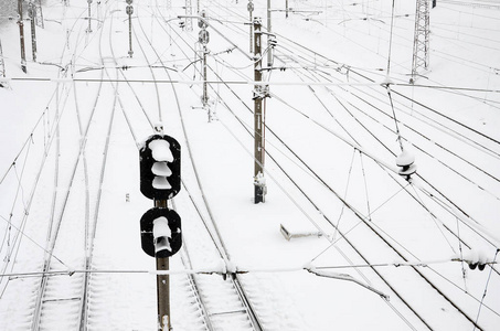 冬天铁路风景, 铁路路轨在雪覆盖的工业国家