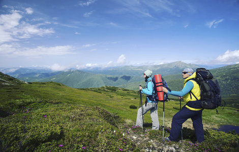 带着背包和帐篷夏天登山活动