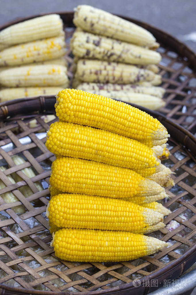 泰国当地农贸市场出售的有机新鲜甜玉米