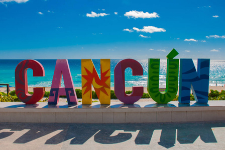 墨西哥坎昆, 在德费奈海滩前题词。城市名字的大信件