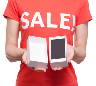 妇女与 t恤衫与题字销售在手智能手机商店购买折扣