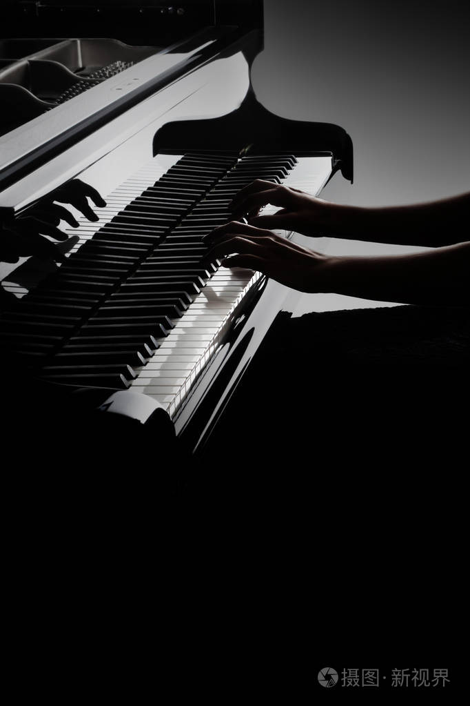 钢琴演奏者.钢琴手弹钢琴键盘