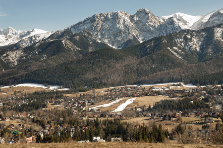 在距离 giewont 山