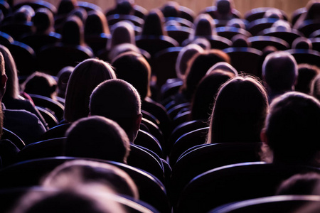 智能全屋观众在戏院或在戏院.儿童和成人.全屋照片