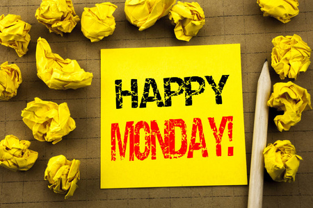 手写文字显示星期一快乐。为新的一周的商业概念写在粘纸上的年份背景。背景上折叠的黄色文件