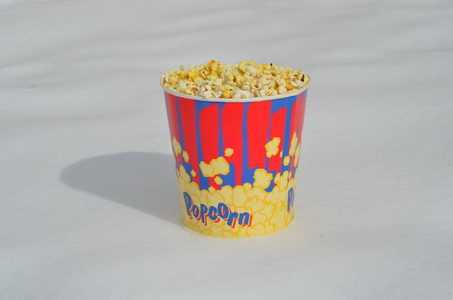 冬天站在雪地上的爆米花桶照片