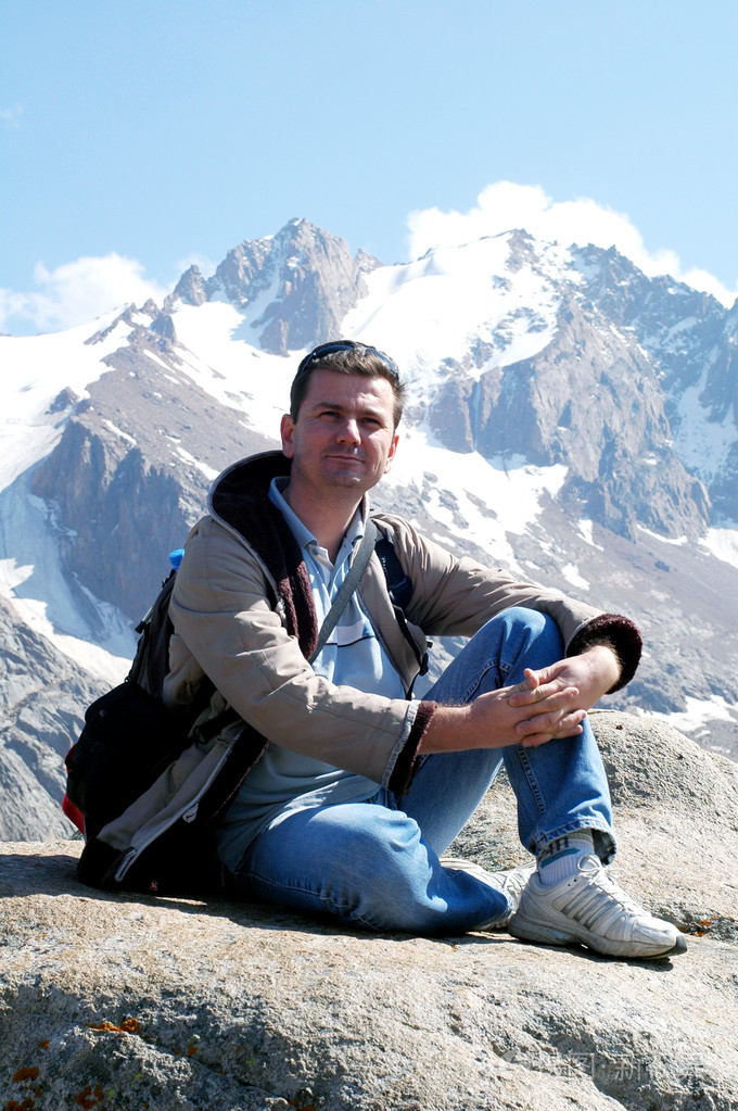 在山的男人照片-正版商用图片04fbnw-摄图新视界