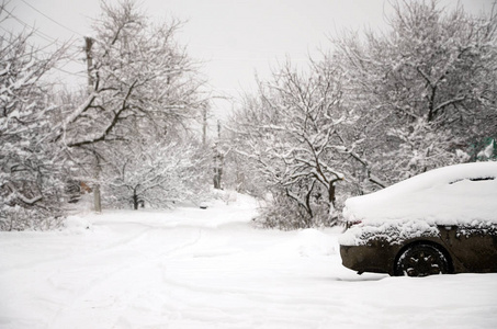 一辆车的照片覆盖在厚层的积雪。大雪的后果