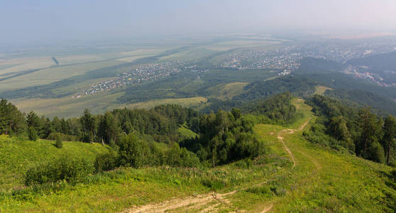美丽的夏日景色从芒 Tserkovka 到 Belokurikha 在阿尔泰边疆区的胜地
