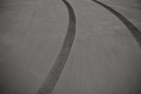 轮胎刹车痕迹照片