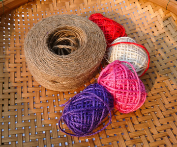 彩色针织羊毛的木材背景