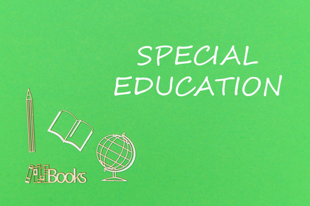 文字特殊教育, 学校提供绿色背景的木制微缩模型