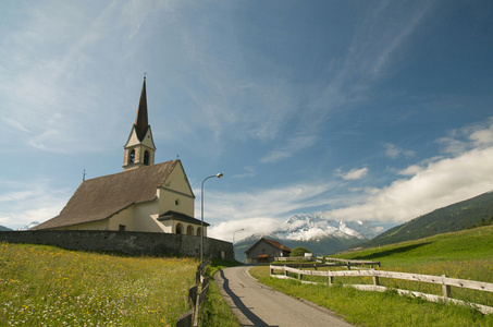 在阿尔卑斯山的风景的美丽教堂
