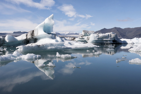 在 jokulsarlon 冰岛浮动冰山