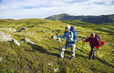 带着背包和帐篷夏天登山活动图片