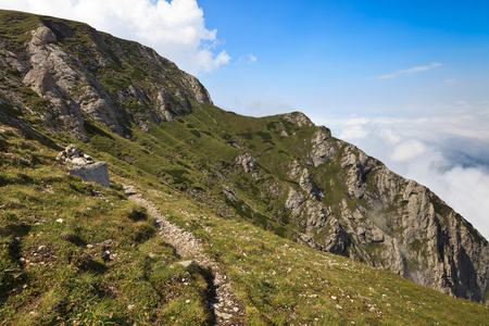 山的山坡上的路径