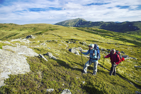 带着背包和帐篷夏天登山活动图片