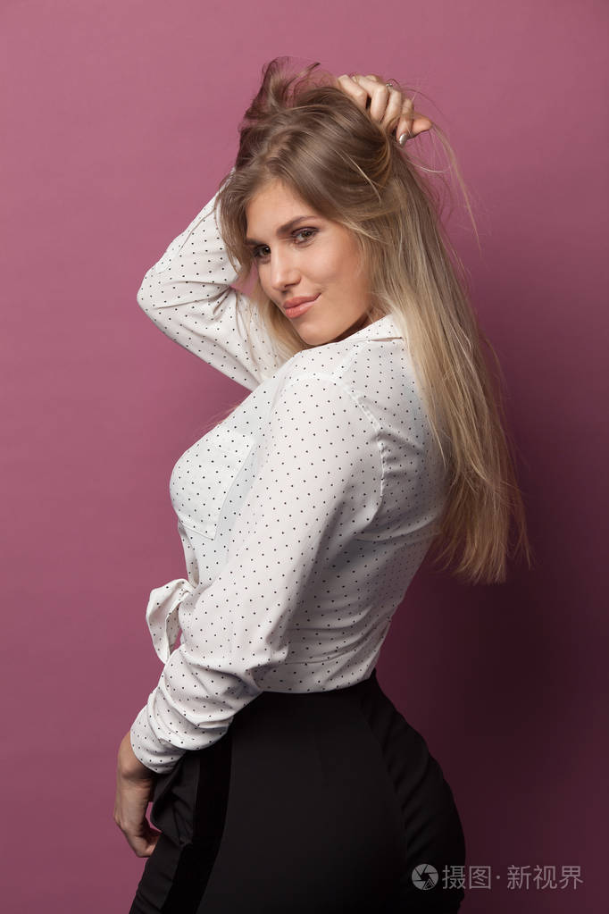 上粉红色背景年轻美丽的白种女人的画像照片 正版商用图片04fgtc 摄图新视界