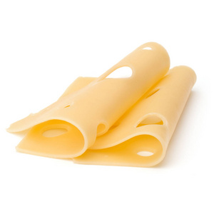 孤立在白色背景上的两个奶酪片