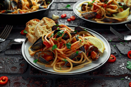 自制的意大利面食, 有贻贝番茄酱辣椒和欧芹。海餐饭