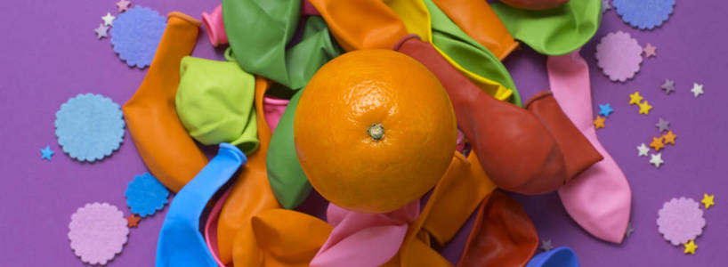 横幅节日海报气球橙色五彩纸屑嘉年华背景紫外线。平躺顶视图