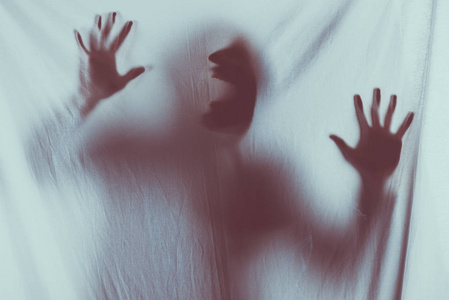 可怕模糊的人影