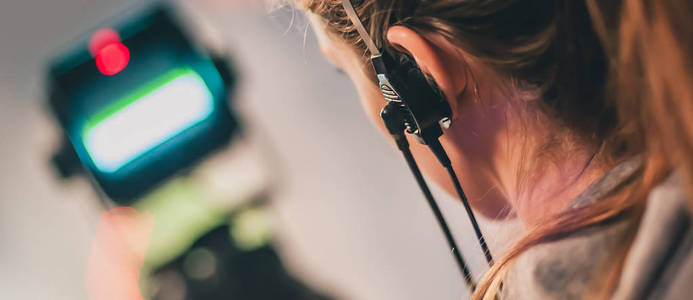 女摄影师拍摄电影场景与来照片