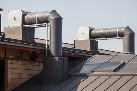 现代建筑新金属屋顶上的空调设备