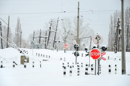 无屏障的铁路道口在雪冬季有很多警示标志