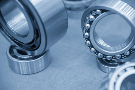 轴球金属球轴承的特写照片