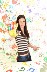 手绘多彩涂料准备手指纹中的女孩