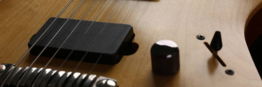 经典形状木制电吉他与红木颈