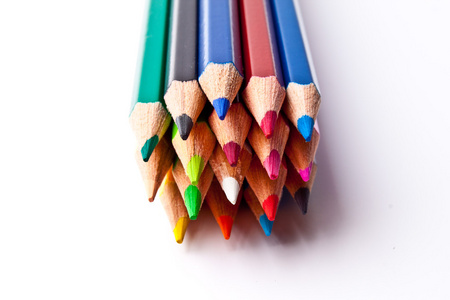 光背景上的彩色的铅笔