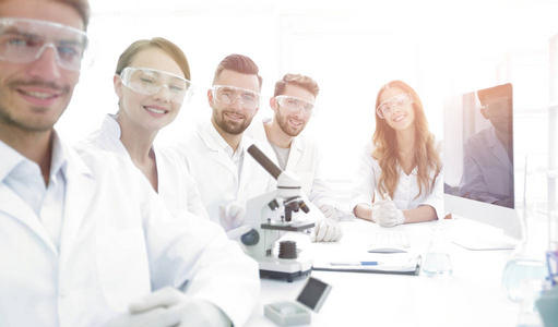 男性科学家和在实验室中的团队