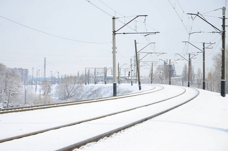 冬天铁路风景, 铁路路轨在雪覆盖的工业国家