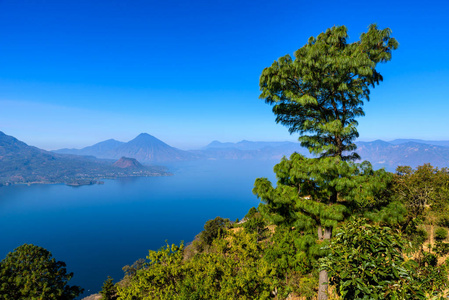 危地马拉高地阿特蒂兰湖湖和火山全景图