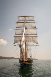 与白色的风帆，在海上航行的旧历史船 游艇