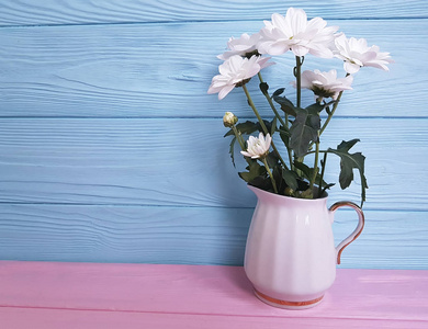 粉红色和蓝色木制的白色菊花花瓶