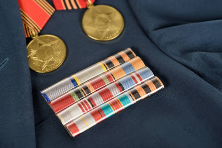 在海军蓝色夹克, 胜利天概念的不同的奖牌特写射击