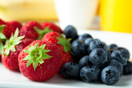 草莓和蓝莓图片