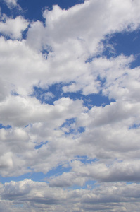 蓝天上有许多不同大小的白云