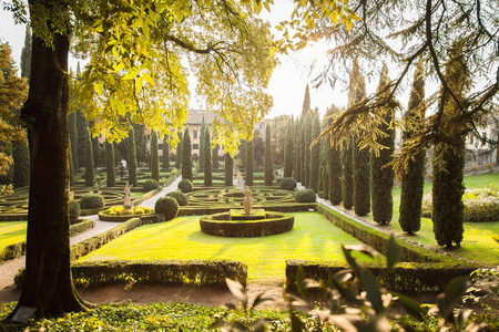 夏季阳光明媚的意大利庭院美景景观设计